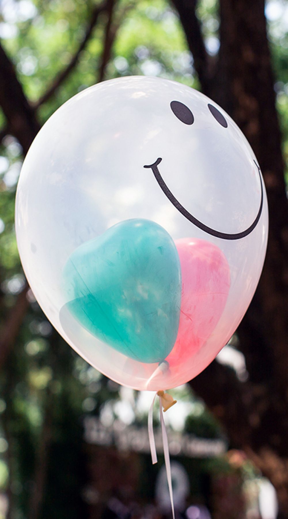 Bexiga transparente personalizada com sorriso impresso e fundo verde