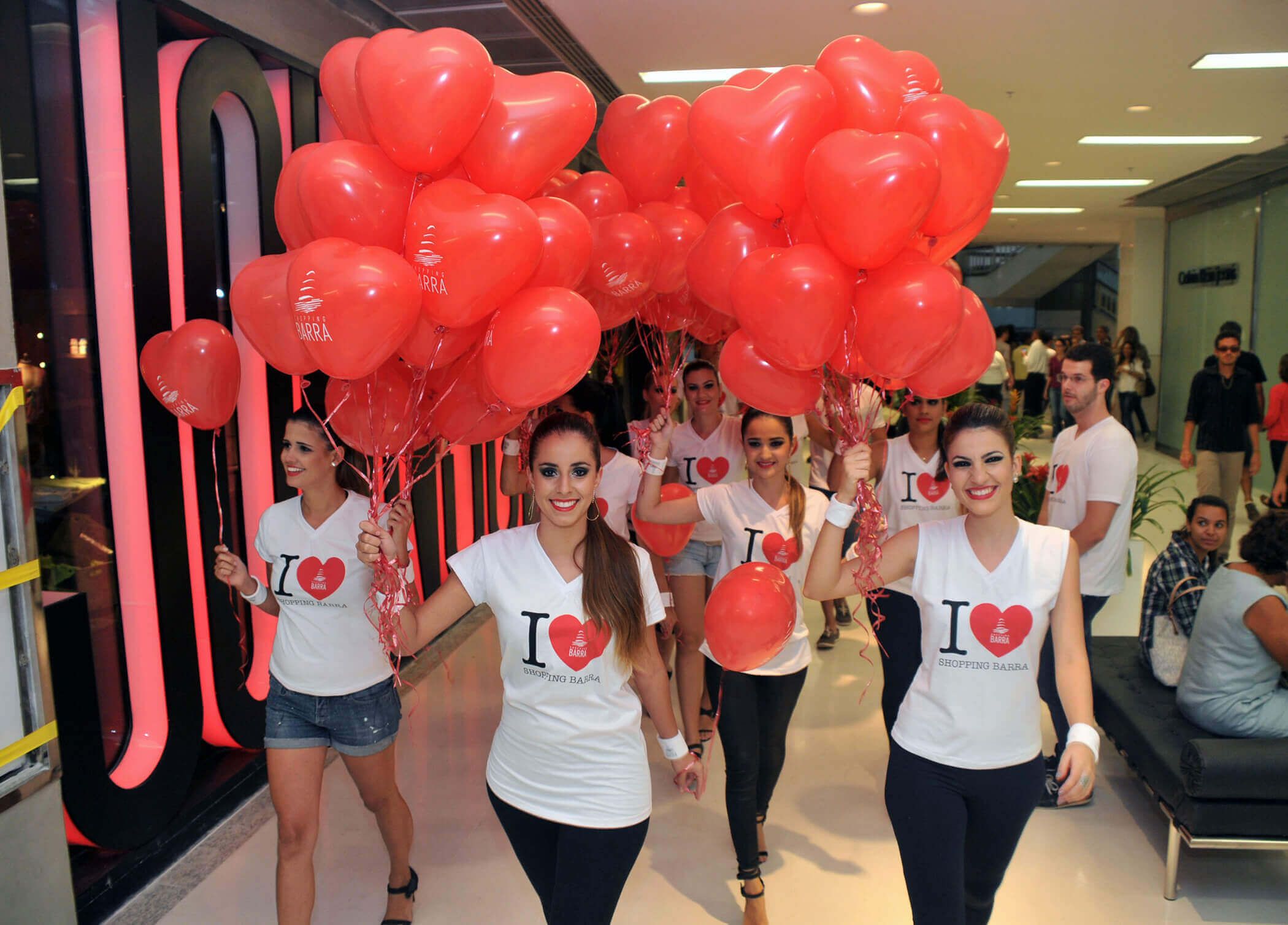Ação publicitaria com bexigas personalizadas em shoppinbg