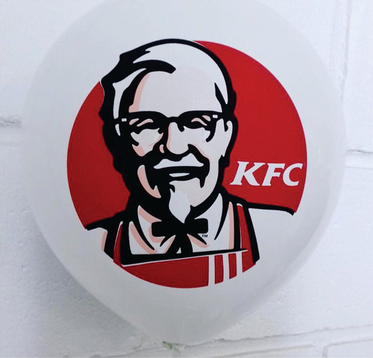 balão personalizado branco, com impressão KFC